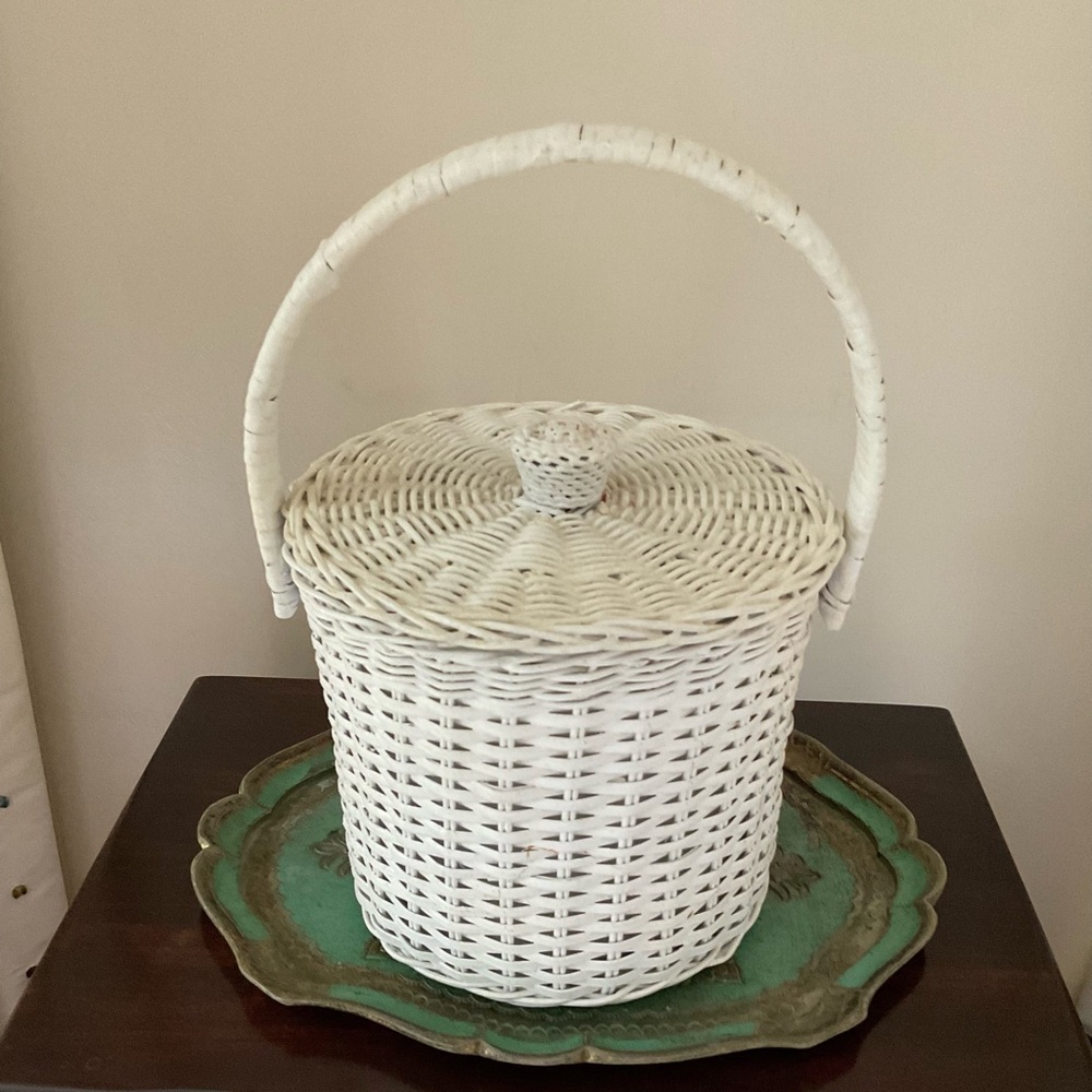 VINTAGE WHITE WICKER ICE BUCKET with LID and INSERT
